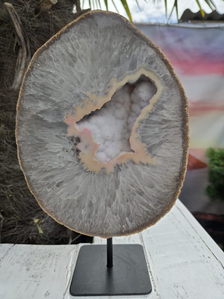 Agaat geode op standaard