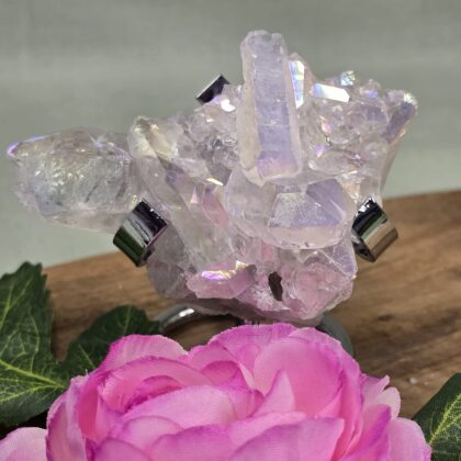 Angel aura bergkristal cluster op standaard