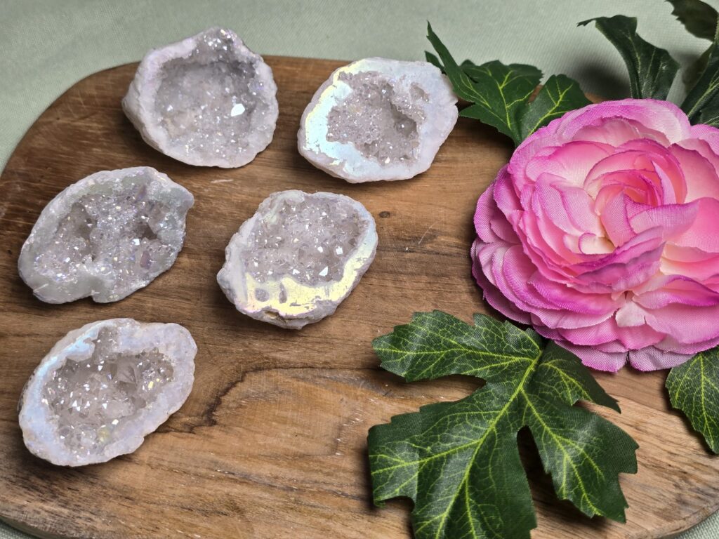 Halve Bergkristal Geode met Angel Aura laag