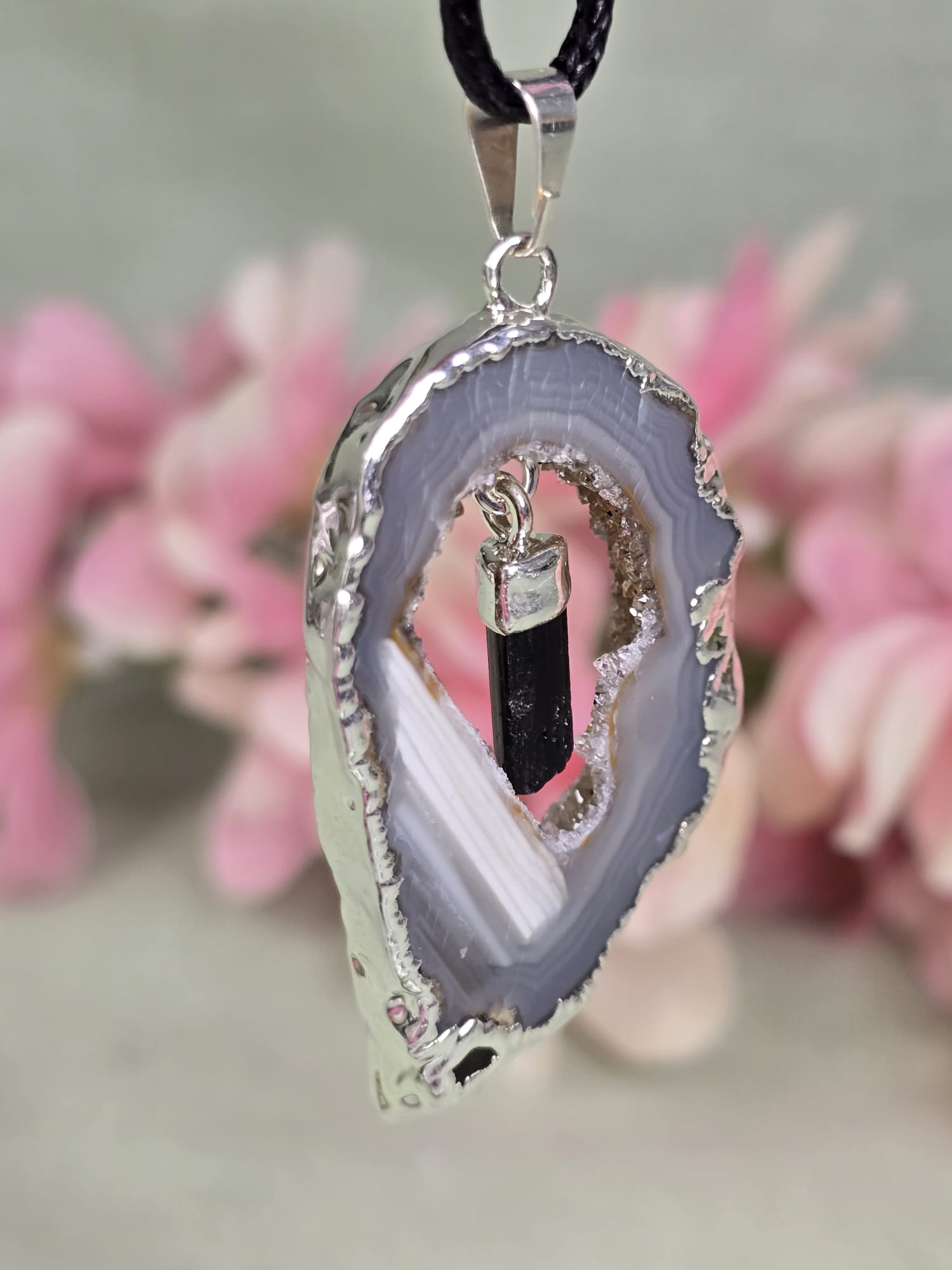 Agaat geode met Toermelijn hanger