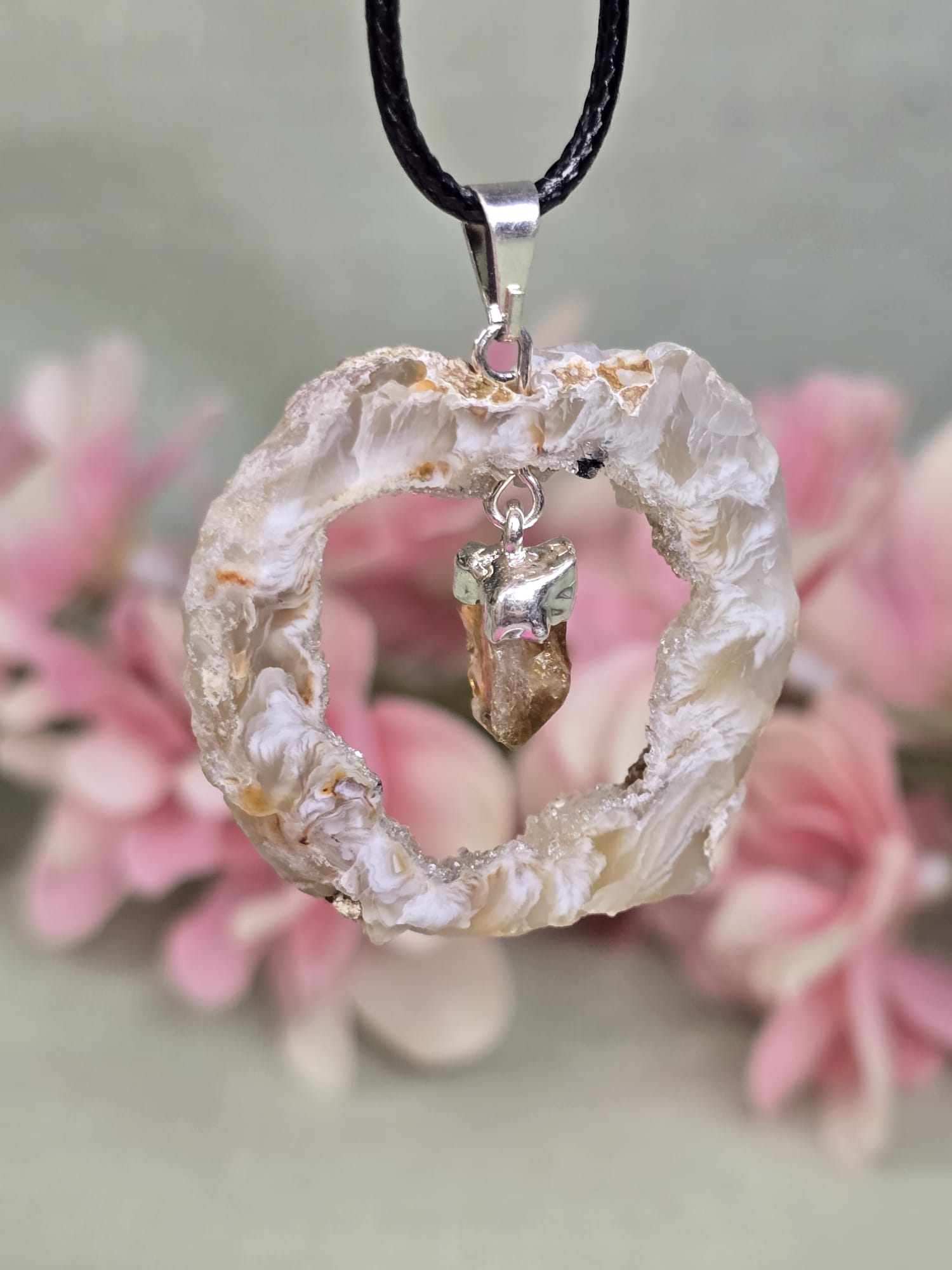 Agaat geode met gebrande Amethist hanger