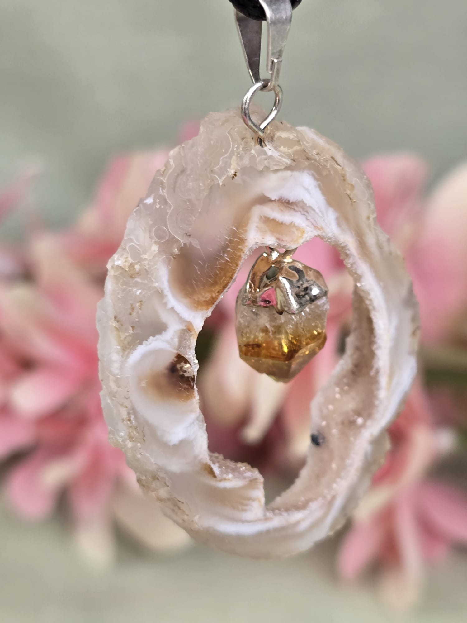 Agaat geode met gebrande Amethist hanger