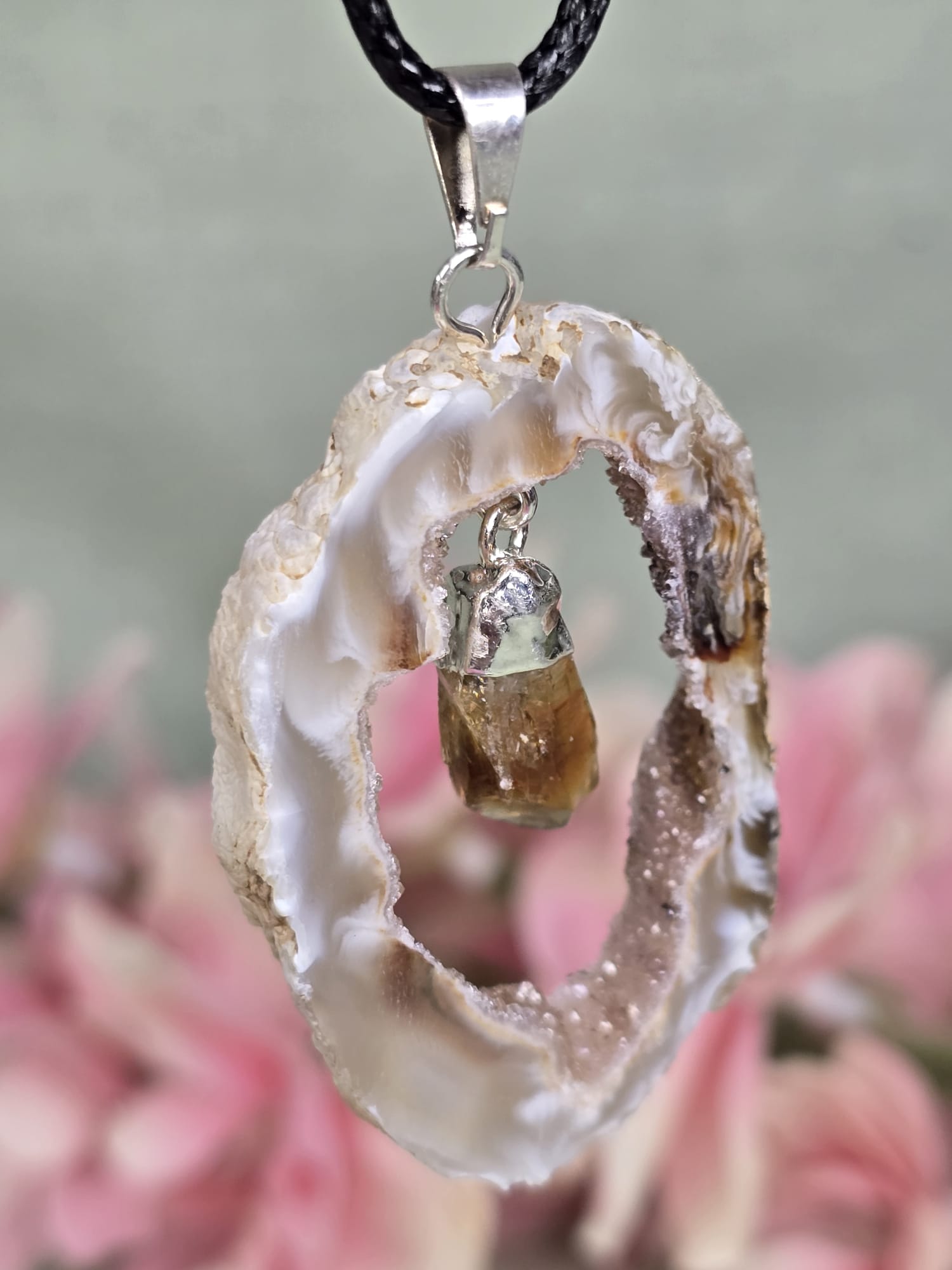 Agaat geode met gebrande Amethist hanger