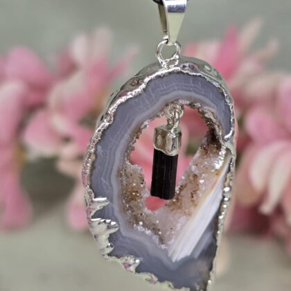 Agaat geode met Toermelijn hanger