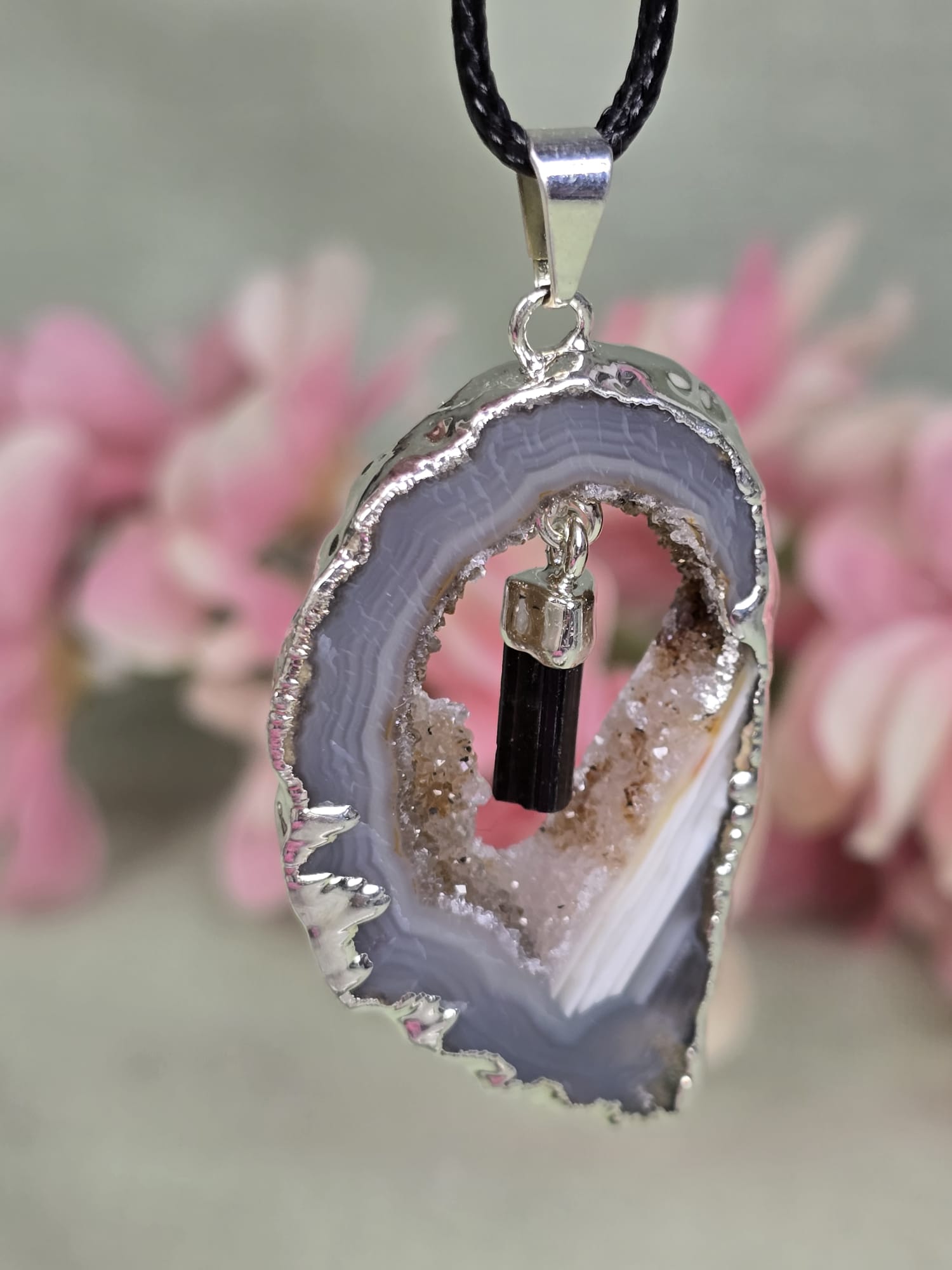 Agaat geode met Toermelijn hanger