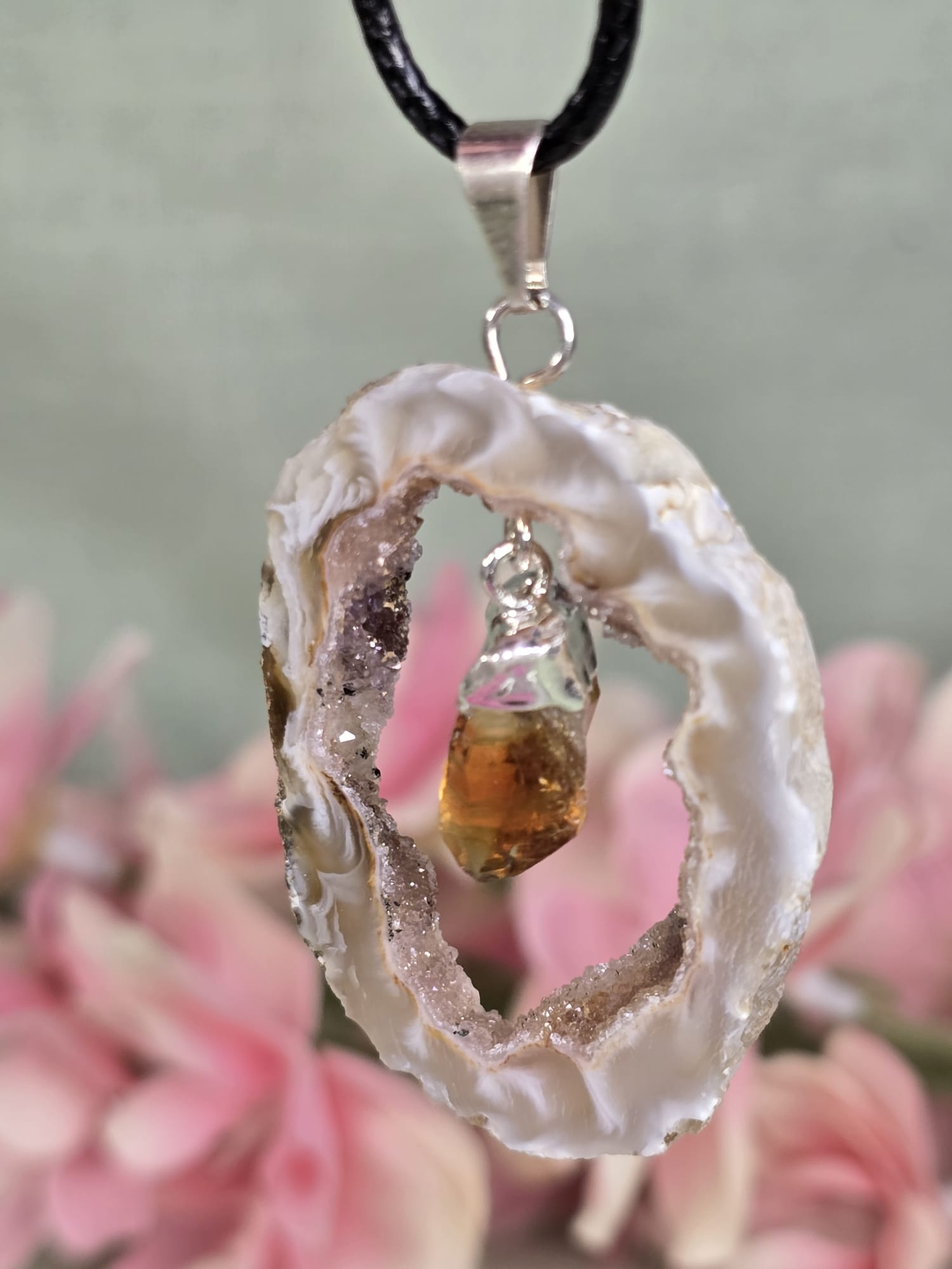 Agaat geode met gebrande Amethist hanger
