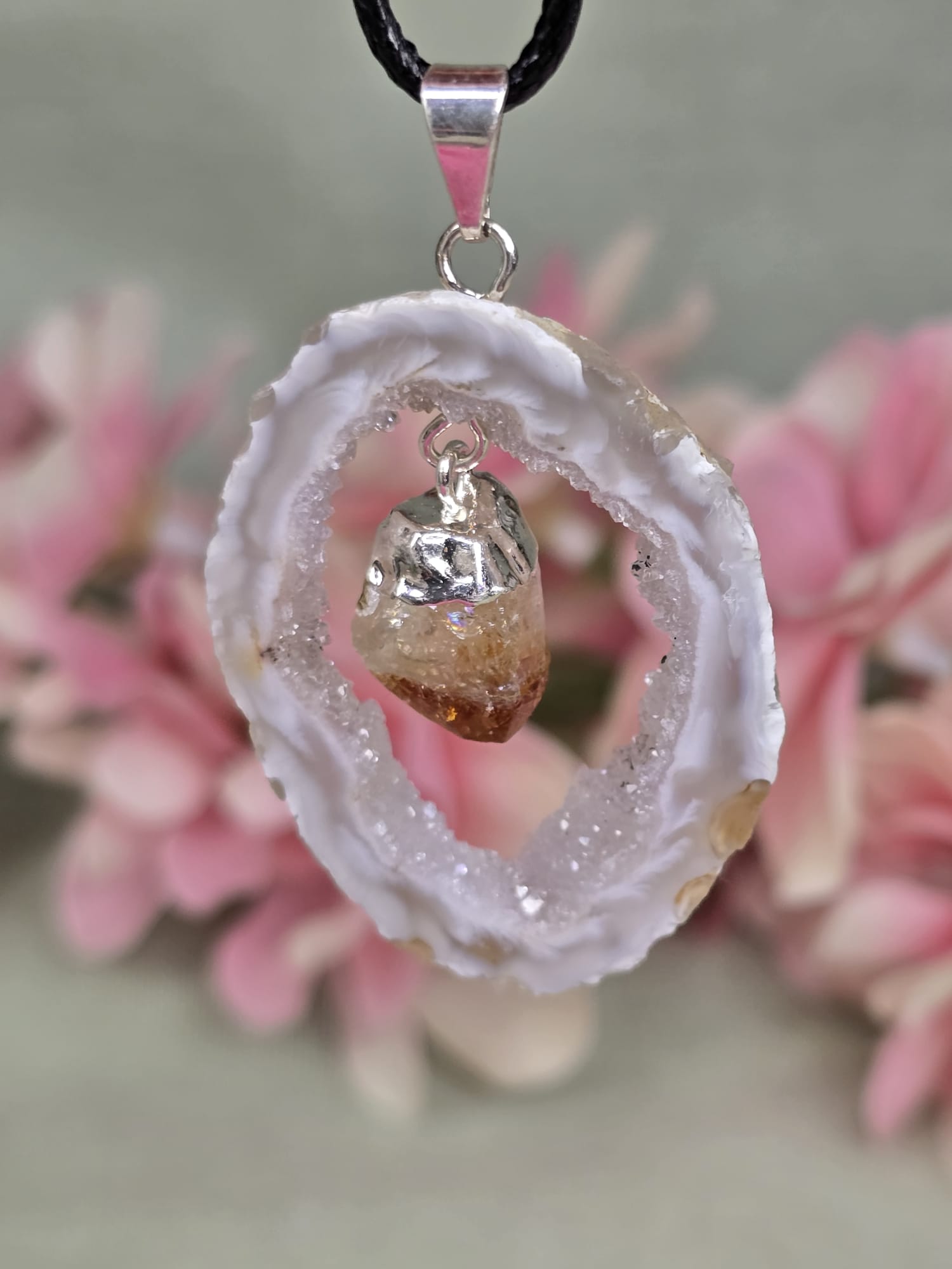 Agaat geode met gebrande Amethist hanger