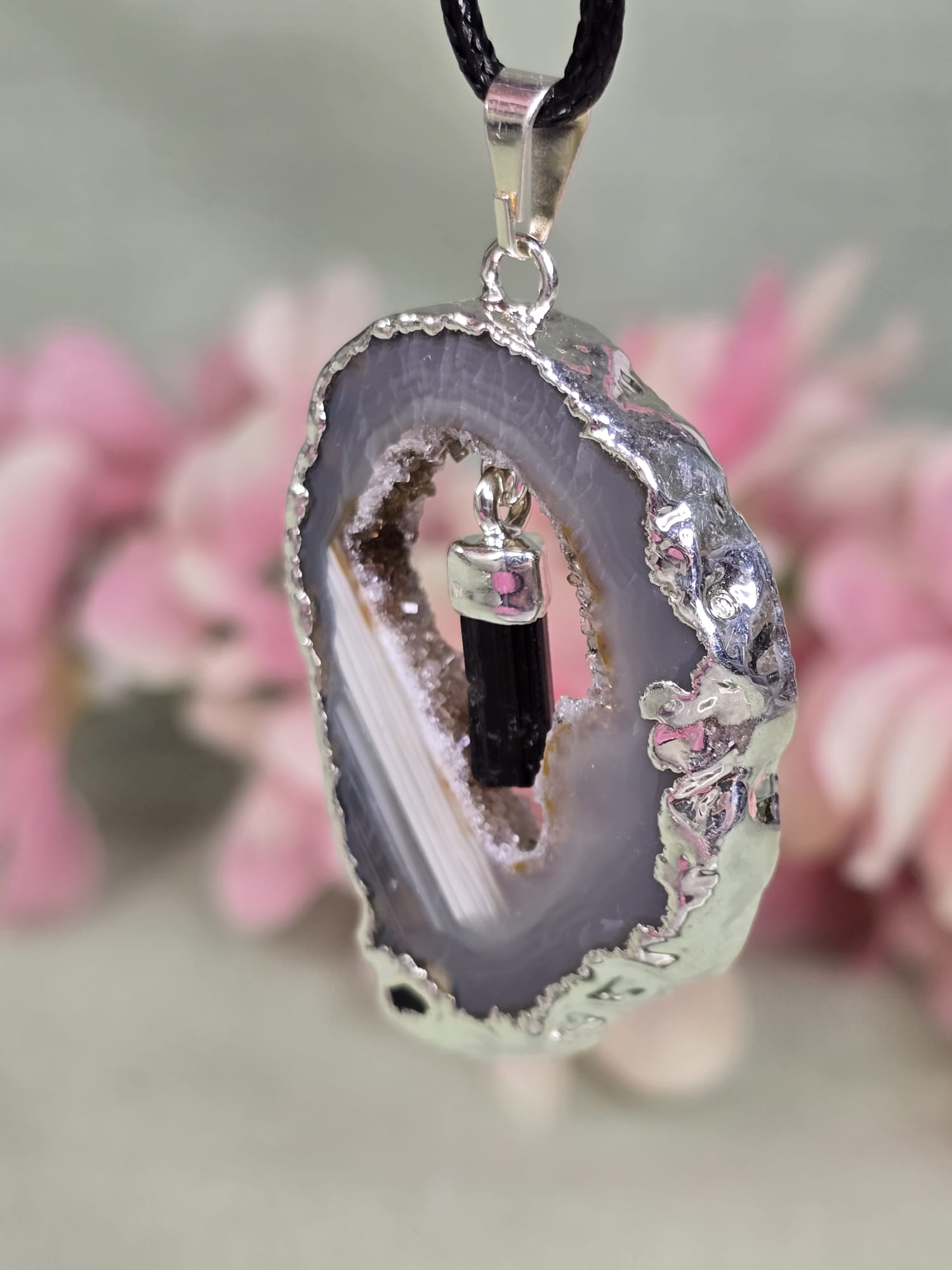 Agaat geode met Toermelijn hanger