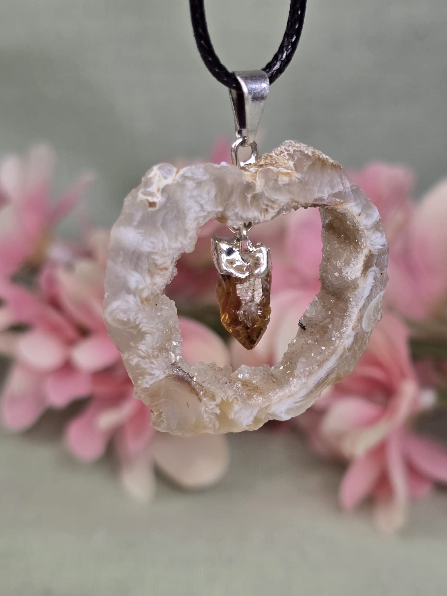 Agaat geode met gebrande Amethist hanger