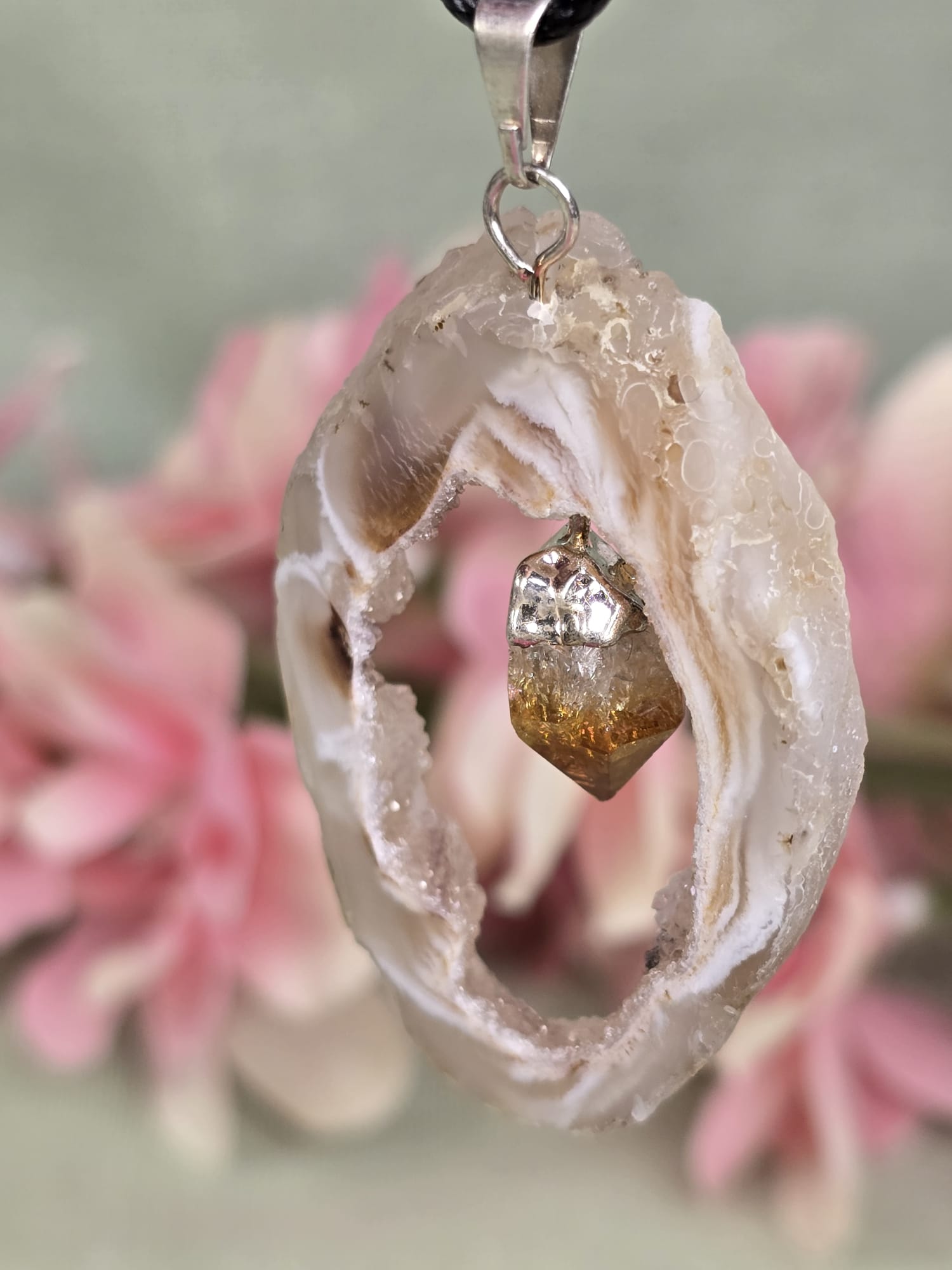 Agaat geode met gebrande Amethist hanger