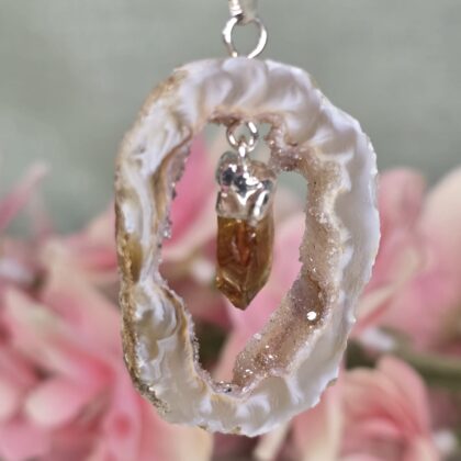 Agaat geode met gebrande Amethist hanger