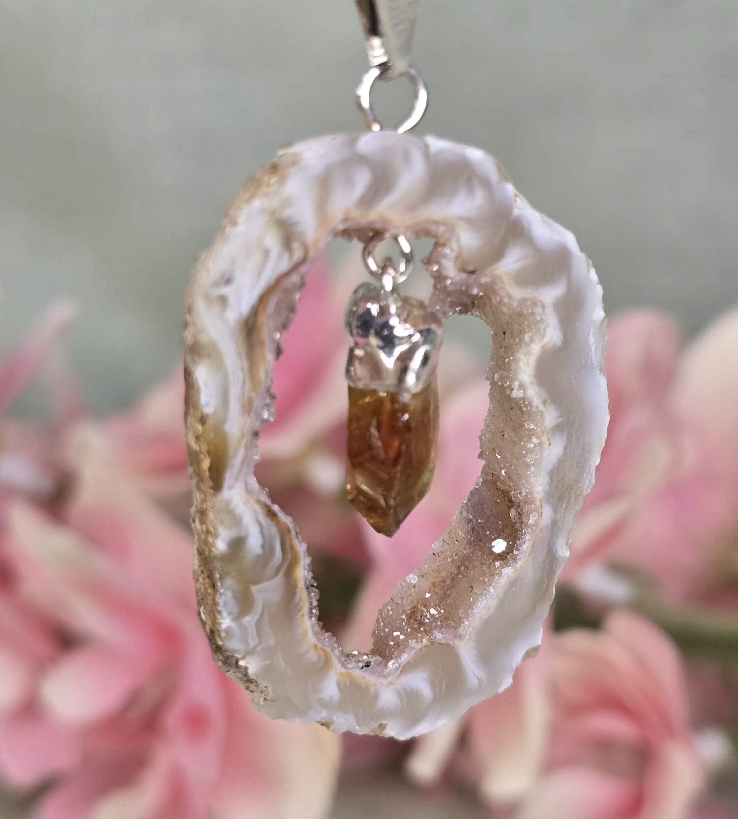Agaat geode met gebrande Amethist hanger