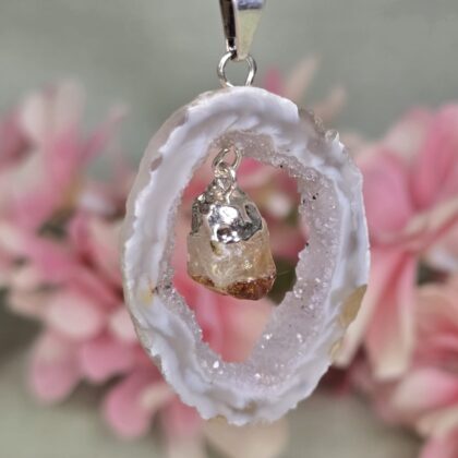 Agaat geode met gebrande Amethist hanger