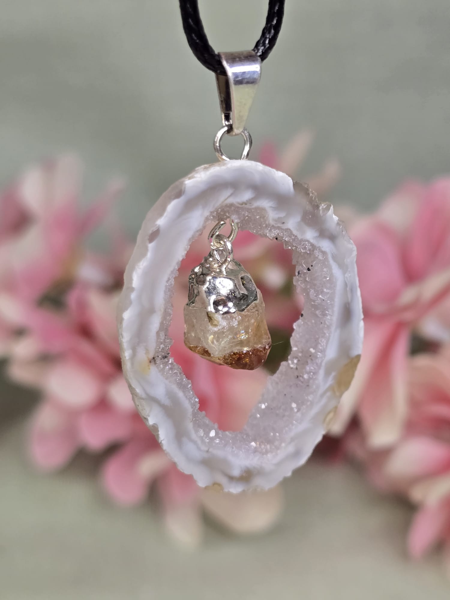 Agaat geode met gebrande Amethist hanger