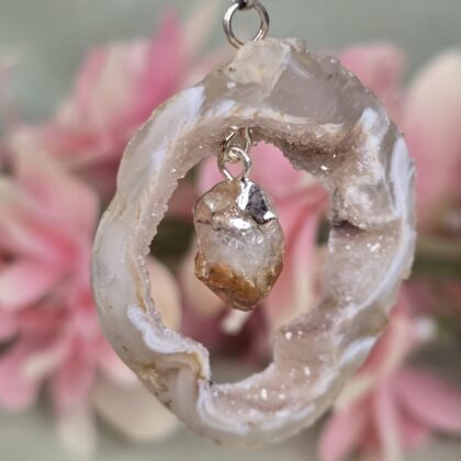 Agaat geode met gebrande Amethist hanger