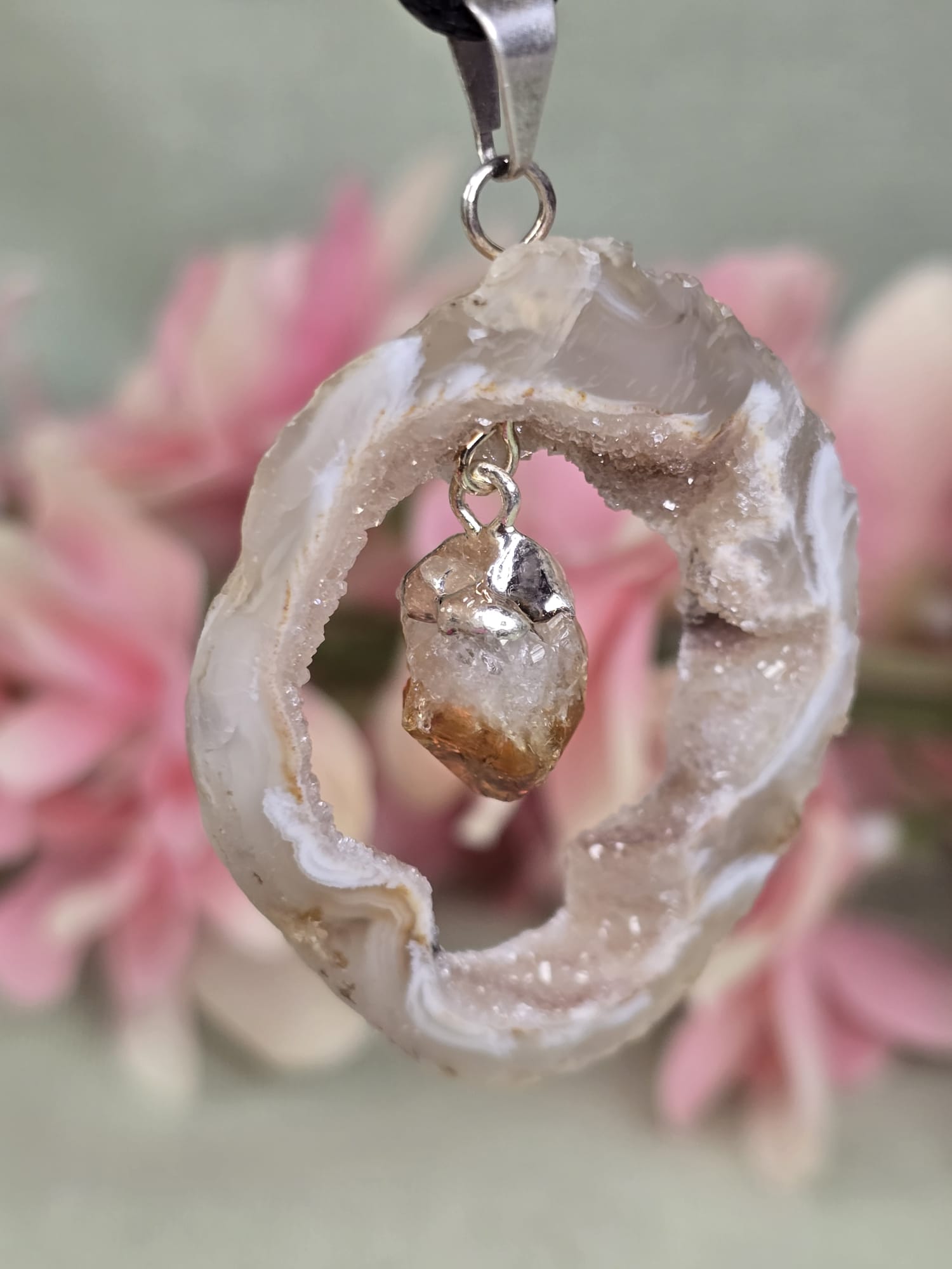Agaat geode met gebrande Amethist hanger