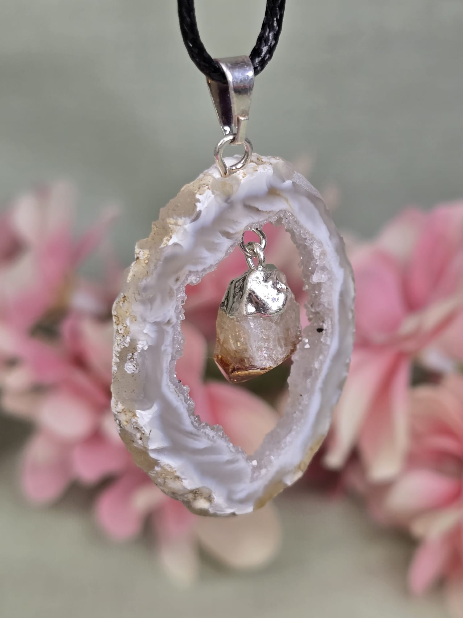 Agaat geode met gebrande Amethist hanger