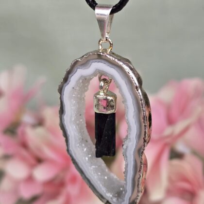 Agaat Geode met Toermelijn Hanger