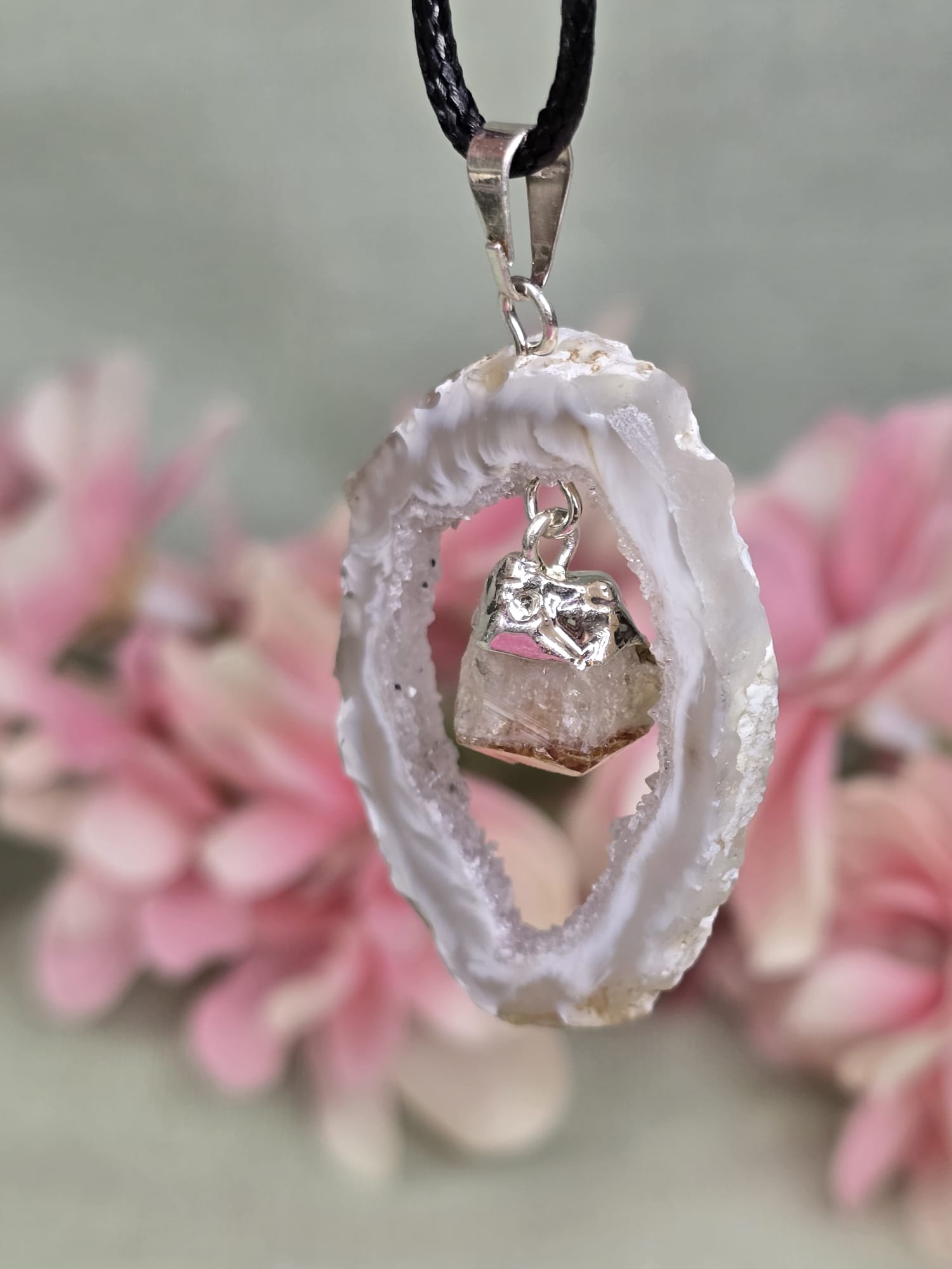 Agaat geode met gebrande Amethist hanger