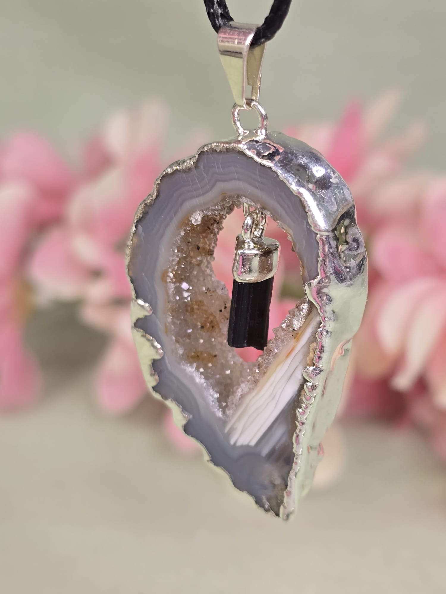 Agaat geode met Toermelijn hanger