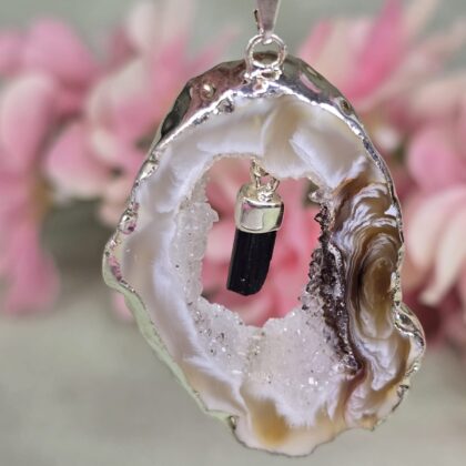 Agaat geode met Toermelijn hanger