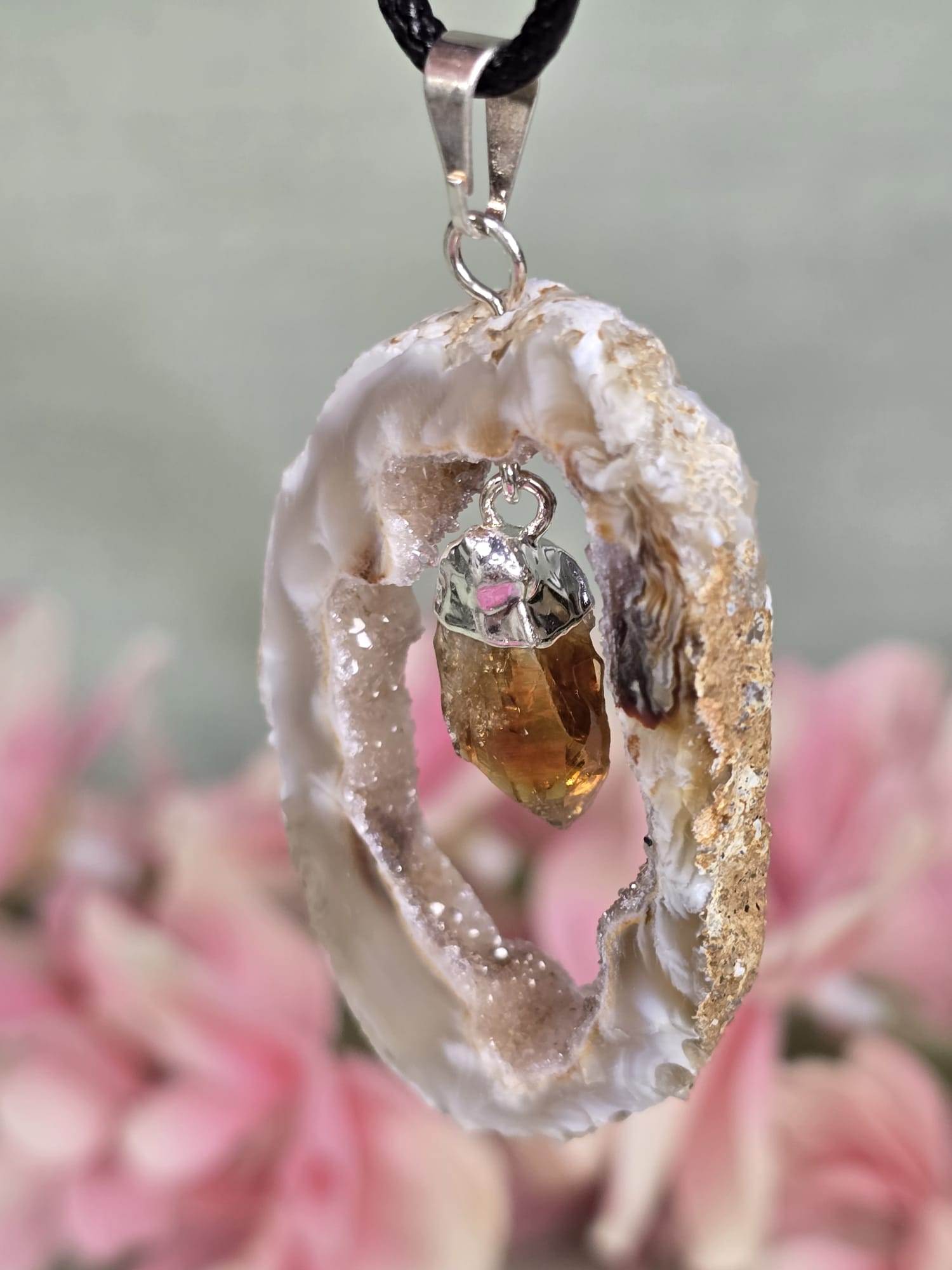 Agaat geode met gebrande Amethist hanger
