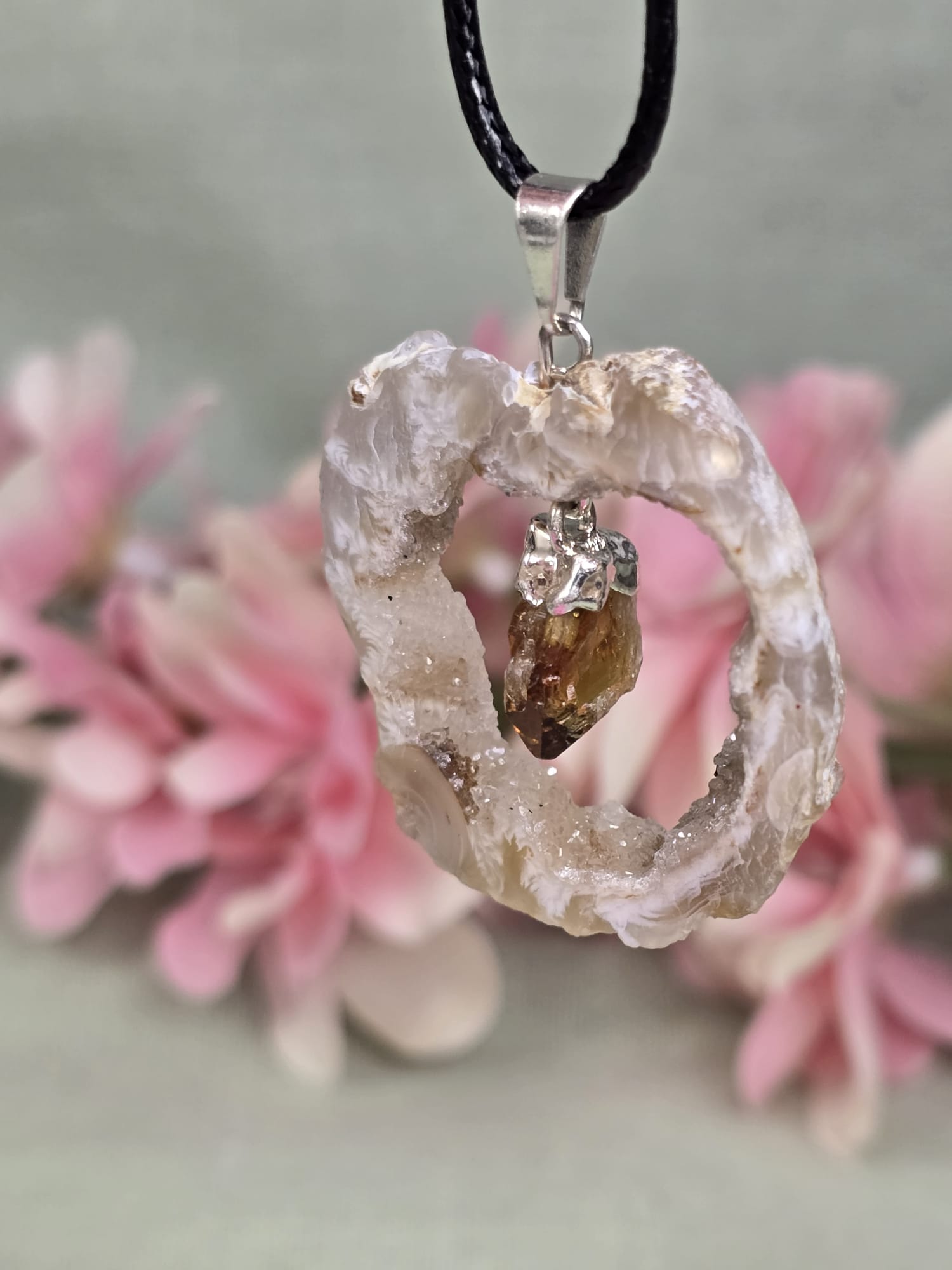 Agaat geode met gebrande Amethist hanger