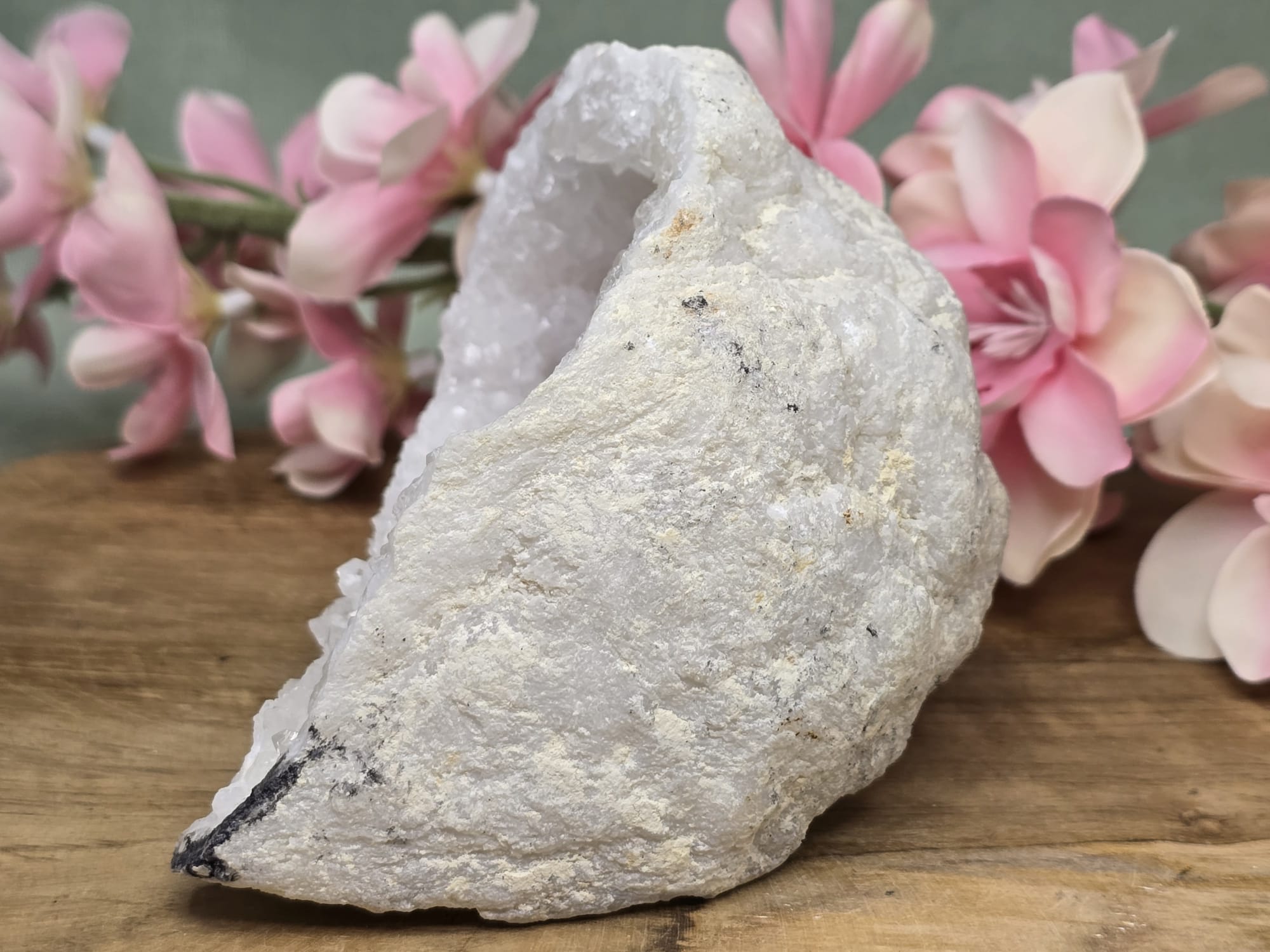 Halve bergkristal geode