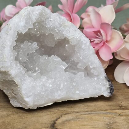 Halve bergkristal geode