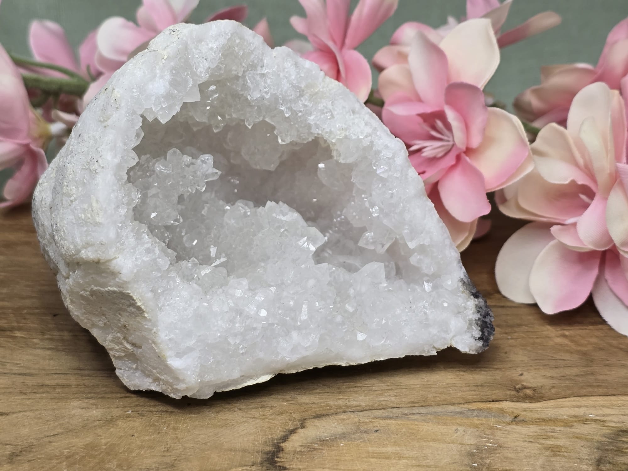 Halve bergkristal geode