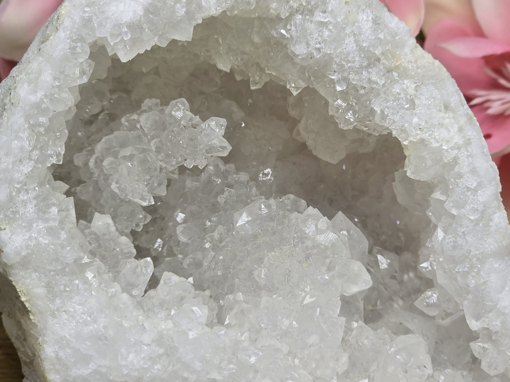 Halve bergkristal geode