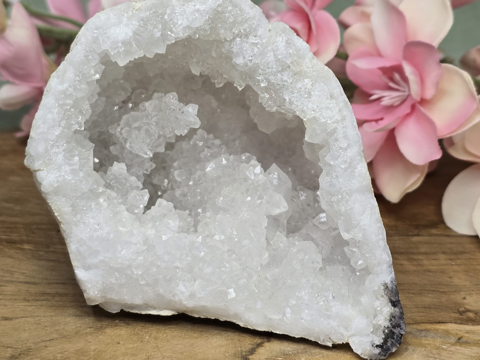 Halve bergkristal geode