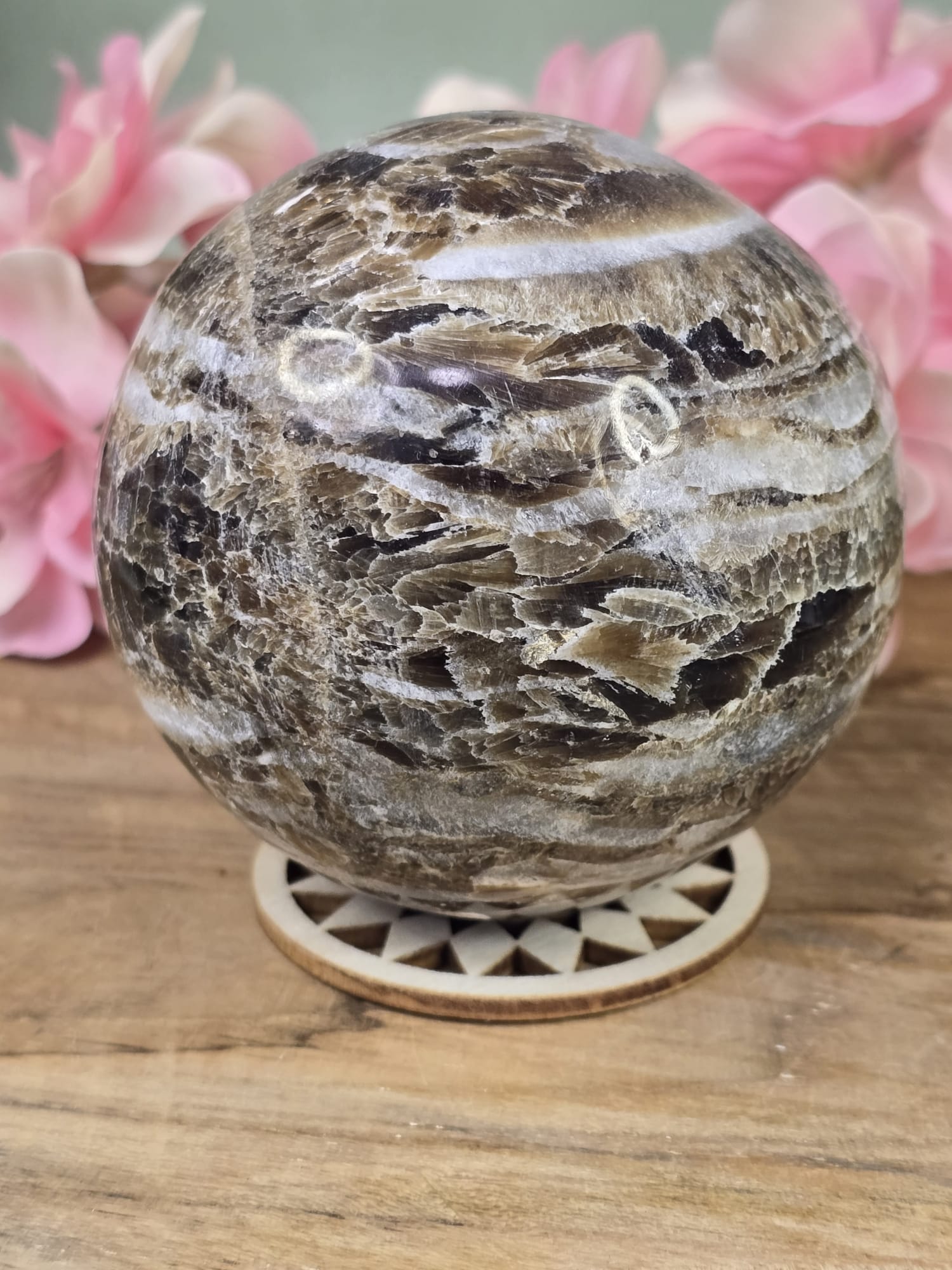 Bruine Aragoniet met gouden mica bol 7,3cm