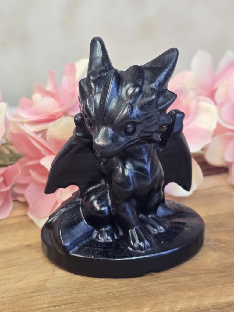 Zwarte Obsidiaan Draak op plateau (Kleine Chip, Extra Korting)